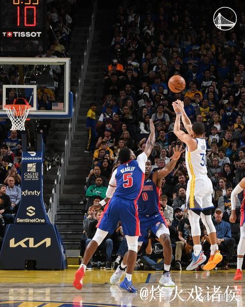 库里休战戴维斯砍12+10 勇士狂胜活塞迎来4连胜